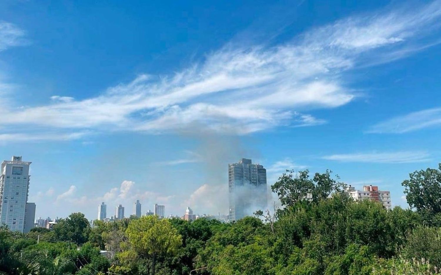 El humo en el sur de la capital santafesina.