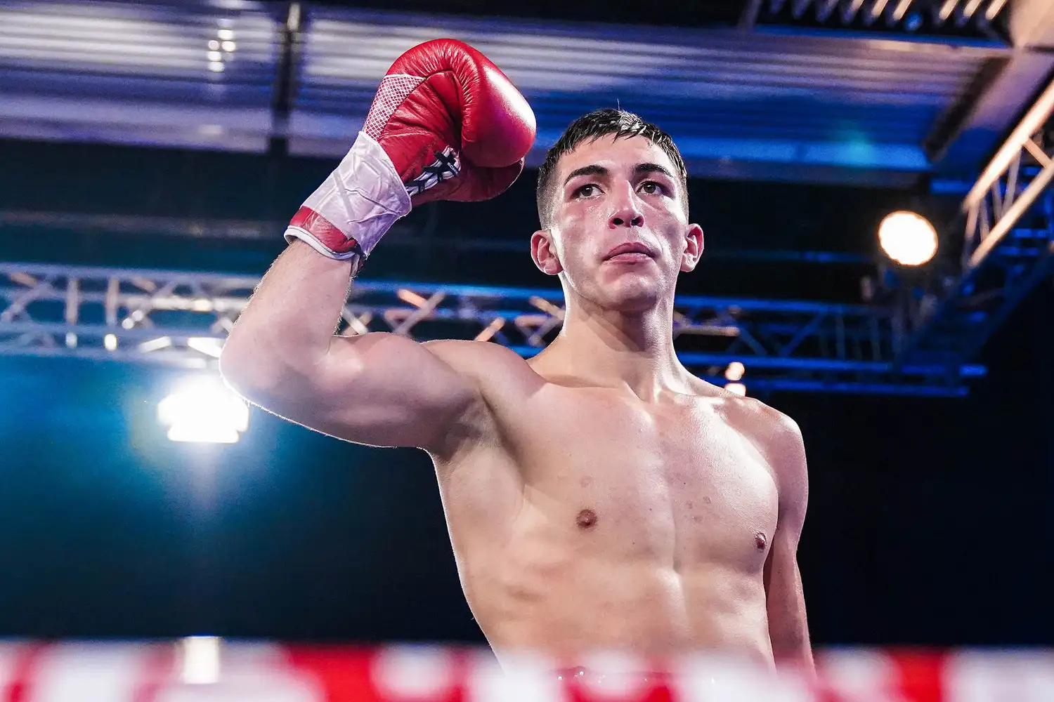 Santiago Sánchez celebrando su triunfo (Foto: Boxeo de Primera)