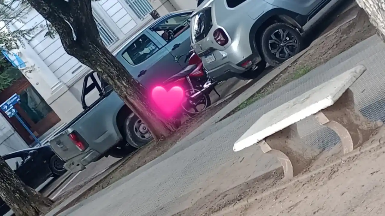 Reclamo por camionetas y autos estacionados en un cajón de motos