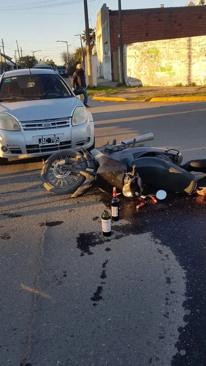Choque entre un auto y una moto