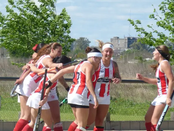 Las Leonas enfrentan a Sarmiento de Humbodlt el domingo en el sintético del CRAR. Foto: Todo a Pulmón