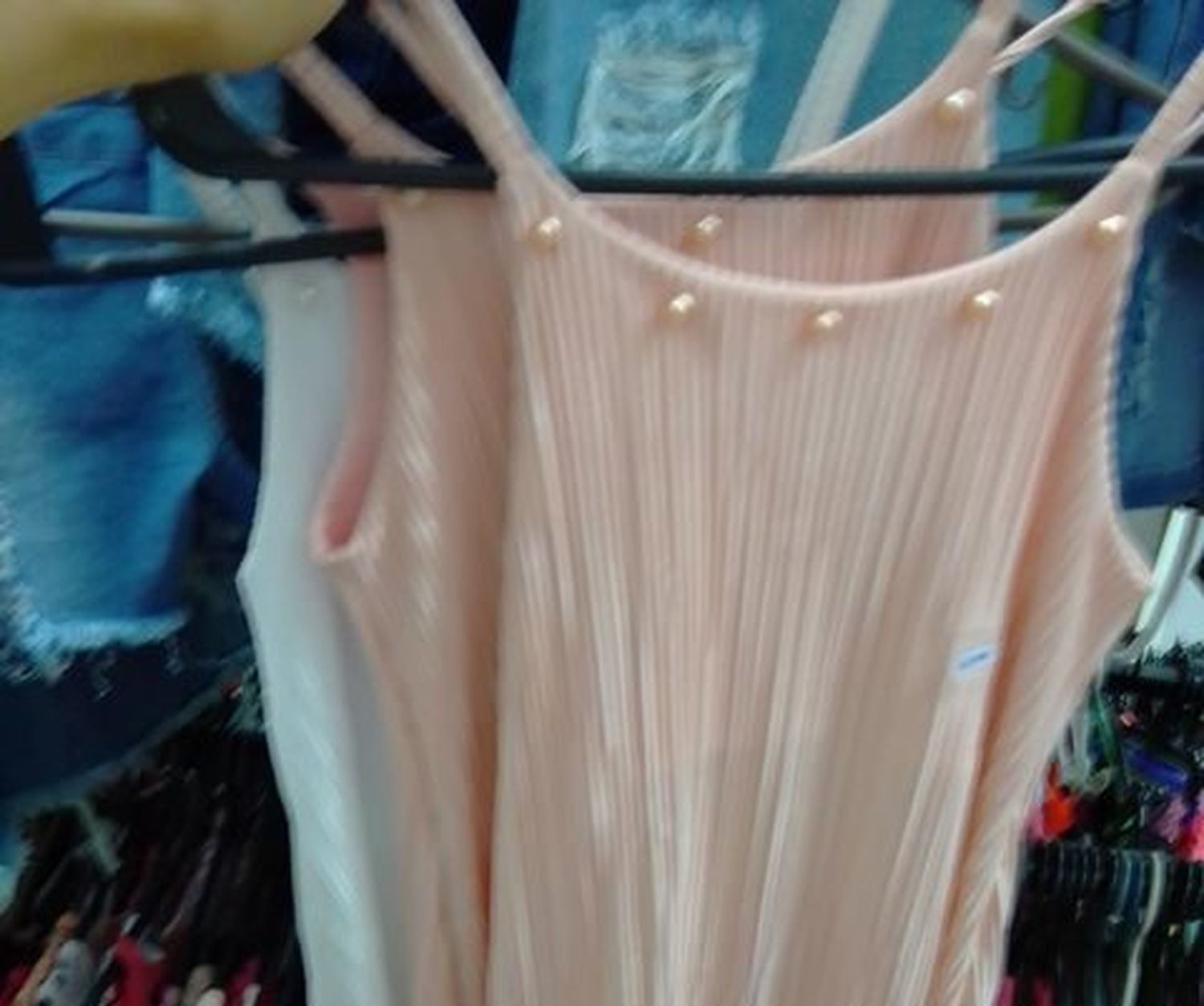 Buscan un vestido de niña que se extravió