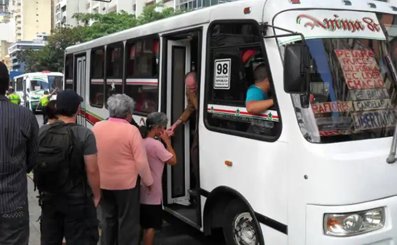 LO MATARON cuando intentaba robar a pasajeros de un bus en Petare