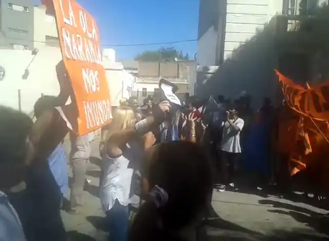 Tensión entre familiares de inundados y militantes de Scioli en La Plata
