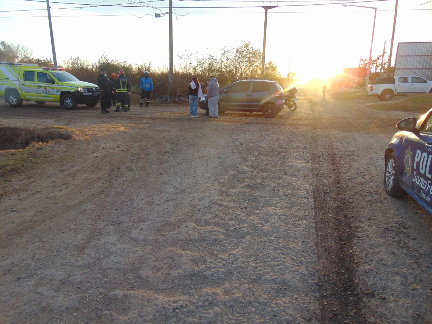 Los servidores públicos trabajando en el lugar del siniestro vial.