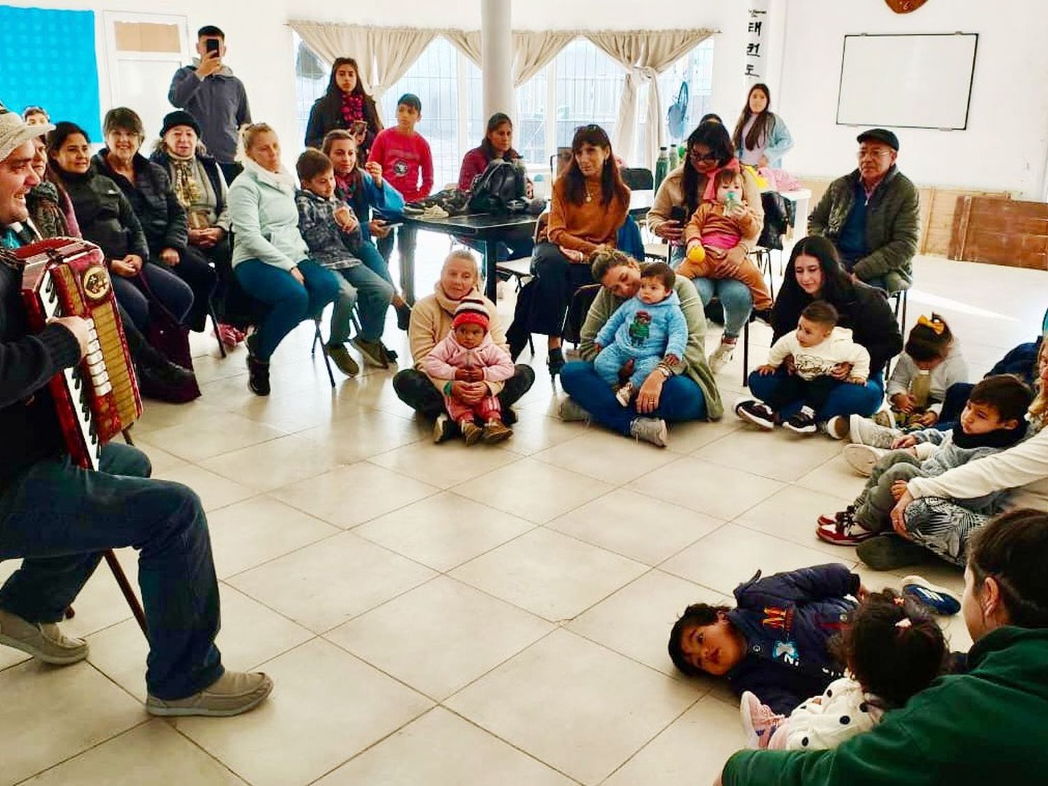 Encuentro intergeneracional en el centro de jubilados Plaza Sol