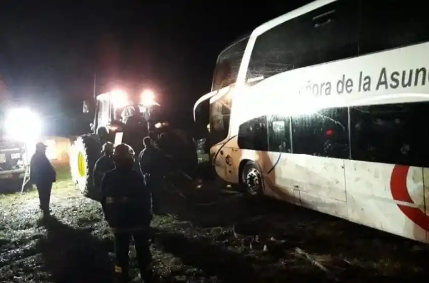 Una mujer falleció y 22 personas resultaron heridas tras volcar un colectivo