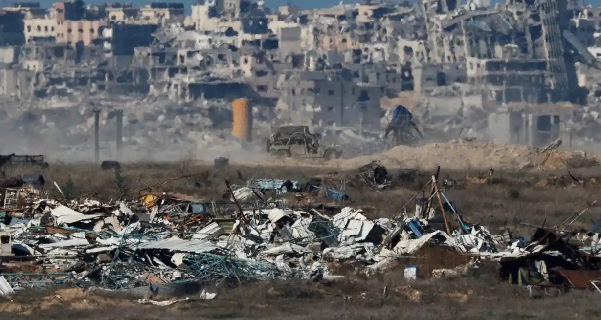Un vehículo militar israelí maniobra dentro de la Franja de Gaza. Créditos: Reuters