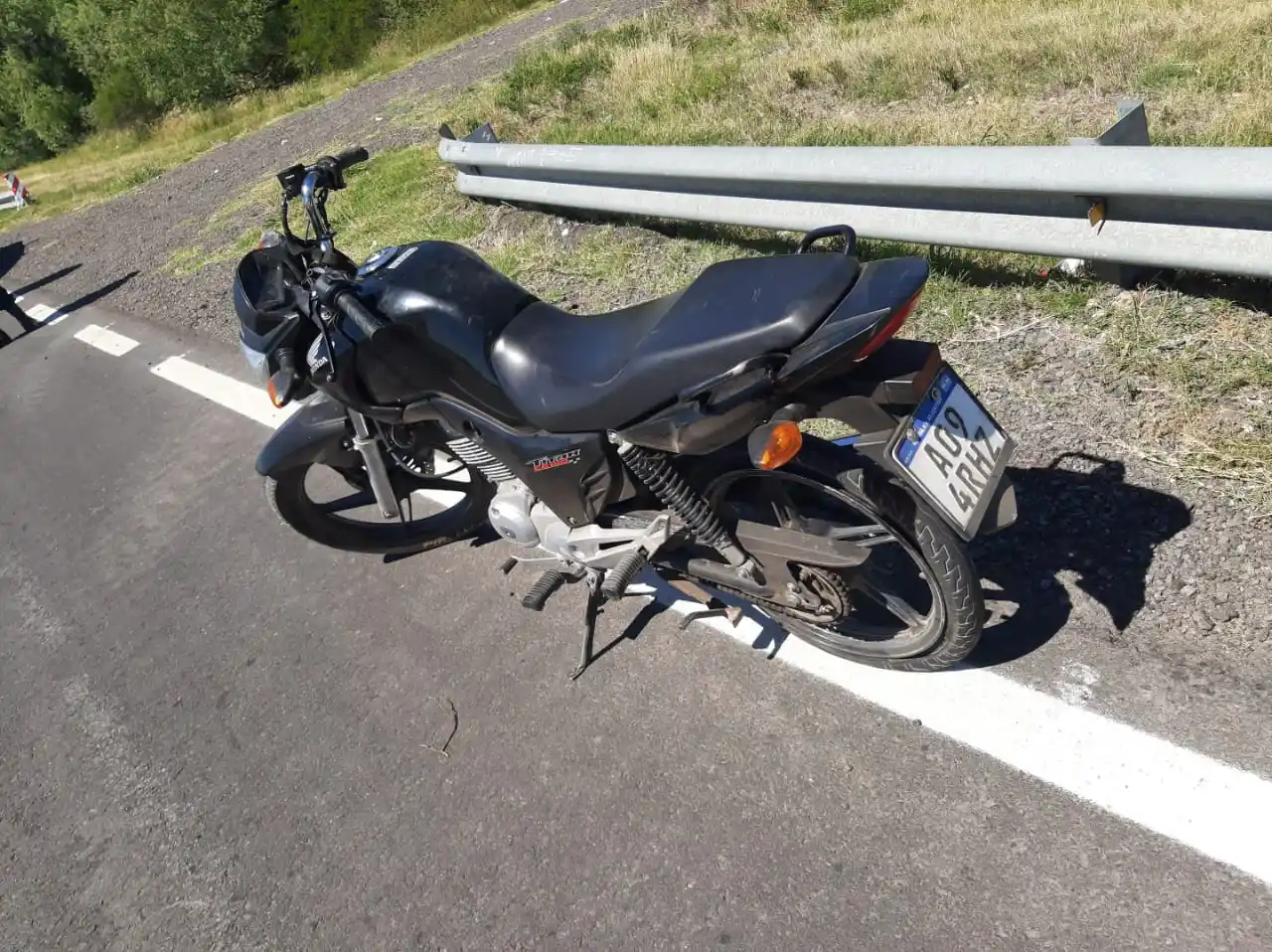 Dos personas lesionadas luego de volcar con su moto en la Ruta 12