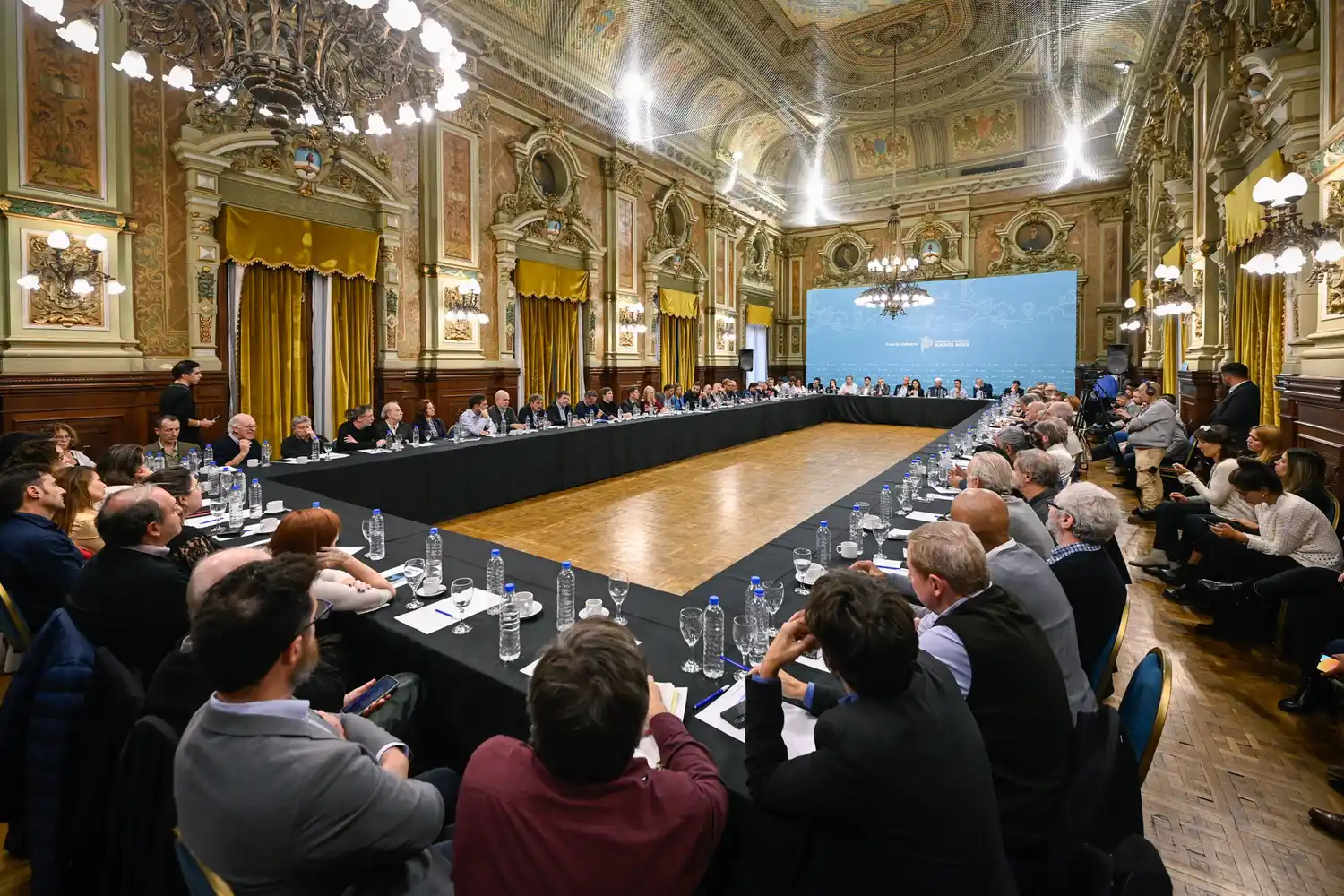 El encuentro se llevó adelante en el Salón Dorado de la Gobernación.