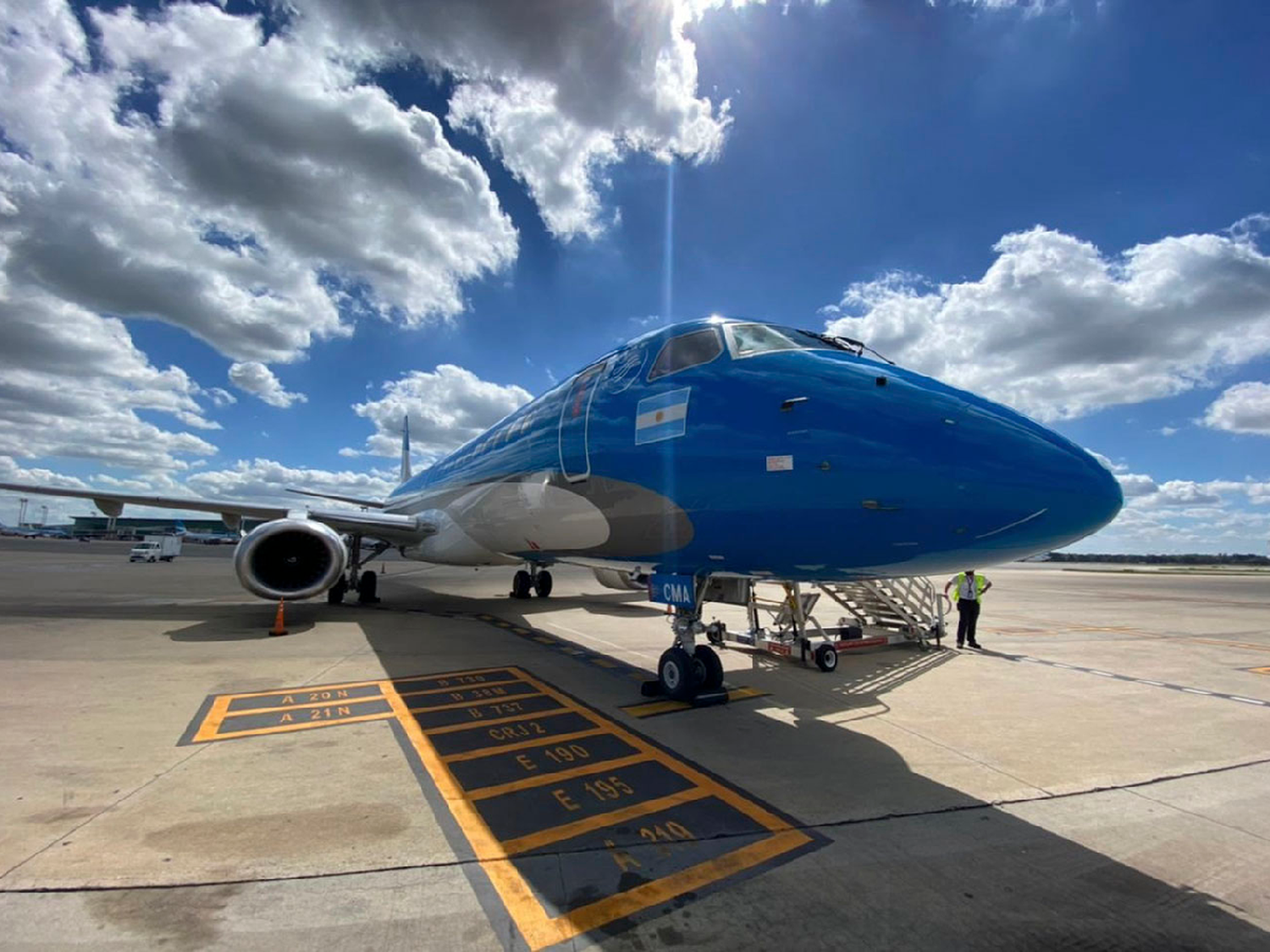 Presentaron el primer Embraer de Austral, pintado con los colores de Aerolíneas