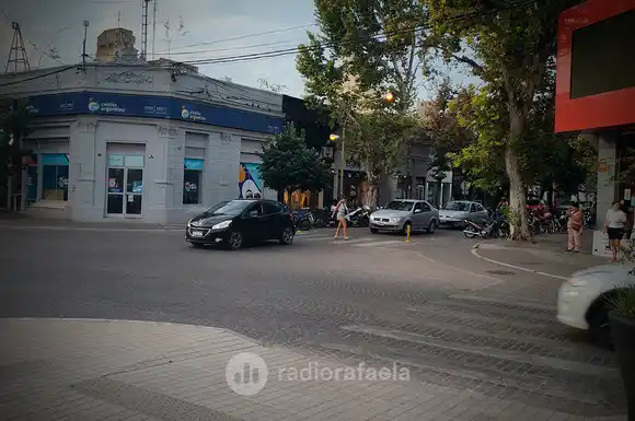 Rafaelinos, aprendan: si voy por la avenida, ¿tengo prioridad o la tiene el de la derecha?