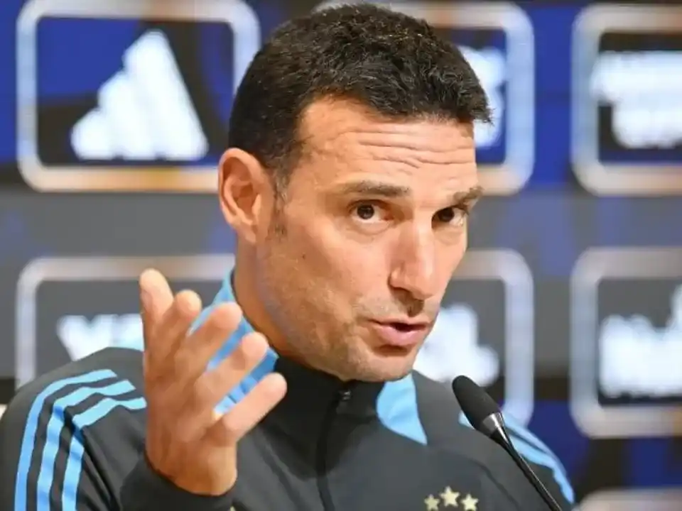 Scaloni se lamentó por la expulsión de Otamendi.