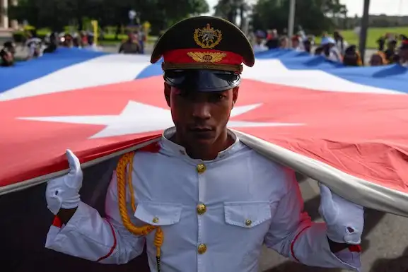 Un cadete cubano participa de un desfile militar en La Habana,