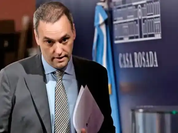 Estudiantes y docentes realizarán clases públicas frente a la casa de Adorni