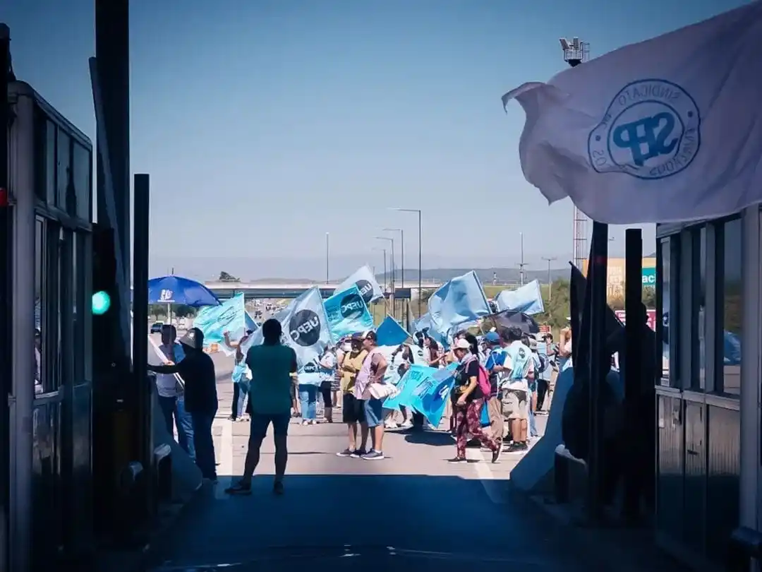 El Suoem San Francisco en la protesta de gremios estatales en el peaje Córdoba-Carlos Paz.