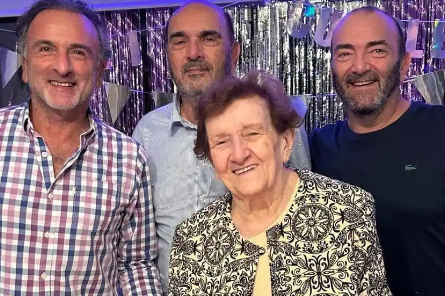 Elda siempre rodeada del amor de sus hijos Lali, Oscar y Ricardo</p><p>Facebook Elda