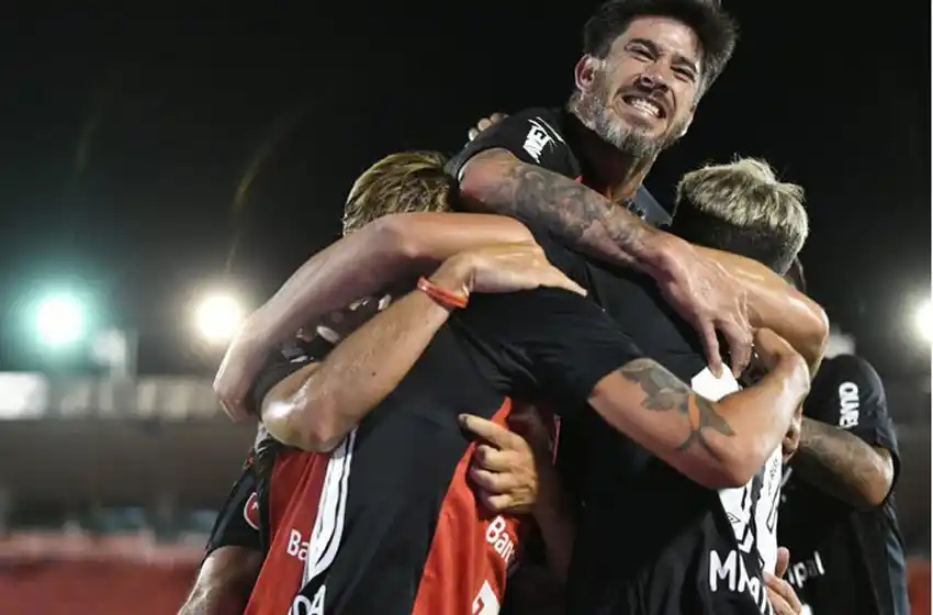 Sobre el final y en una ráfaga de goles, Newells venció a Lanús y quedó tercero en su grupo