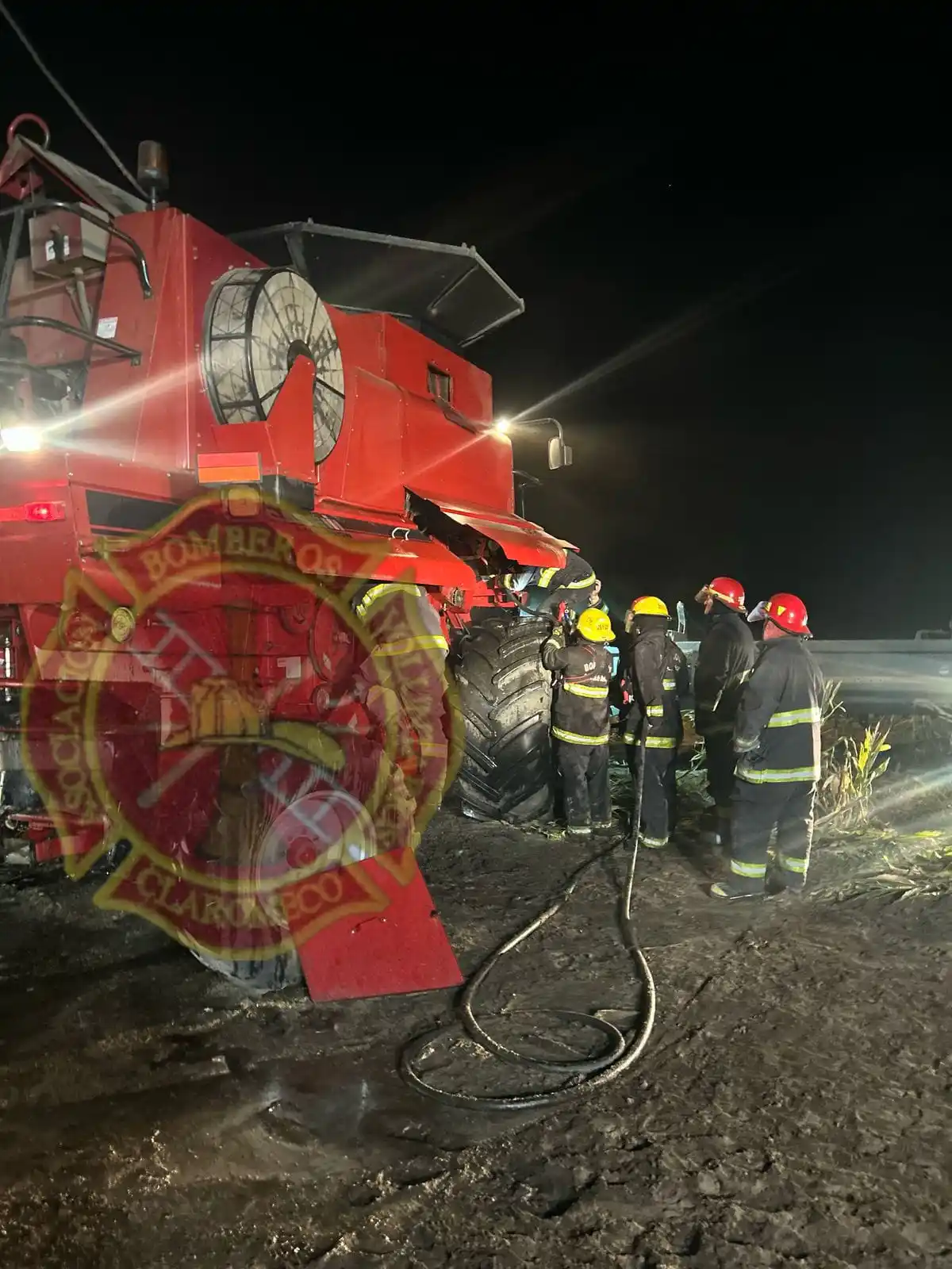 Bomberos controlaron un incendio de cosechadora en un campo cercano a Lin Calel