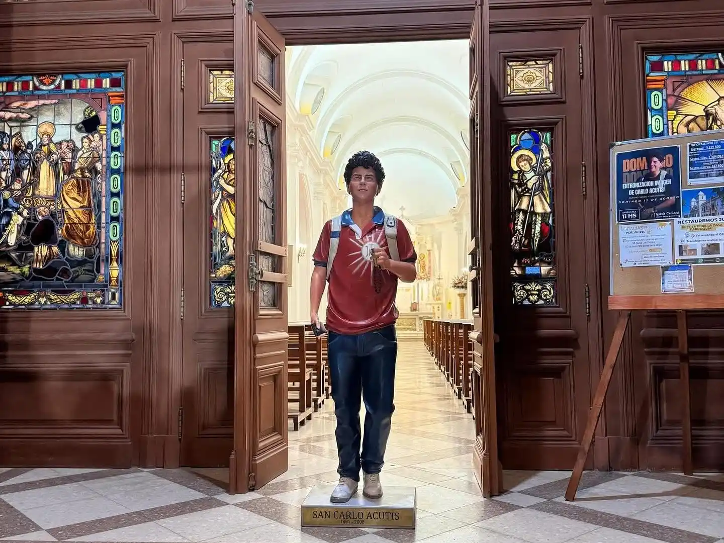 Profundo pesar en la comunidad católica: Roban rosarios y ofrendas de la imagen de Carlo Acutis