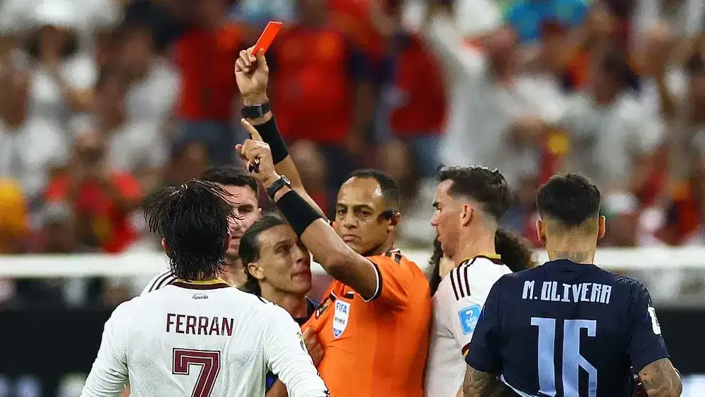 Quién es el árbitro que dirigirá a Argentina ante Inglaterra por la semifinal del Mundial