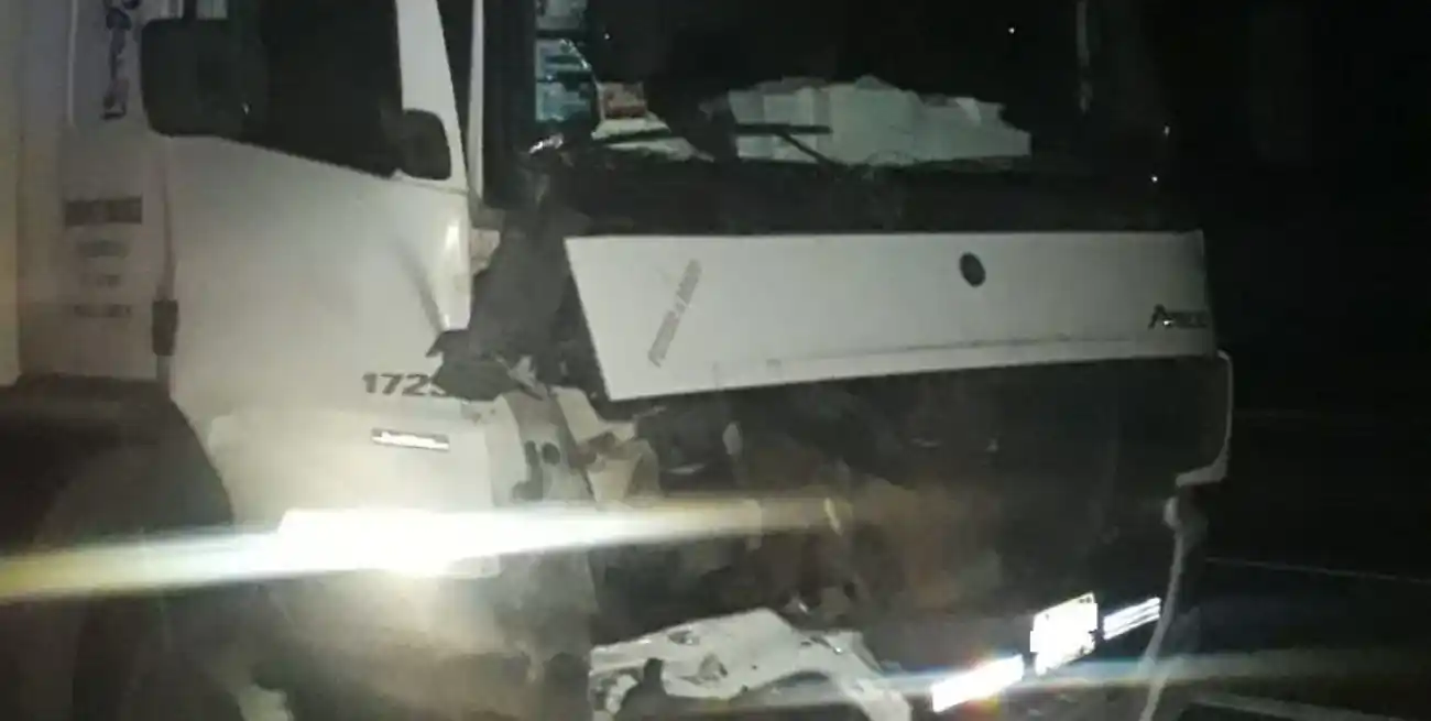 Un camión con hamburguesas y un auxilio mecánico chocaron en plena madrugada en la Autopista Santa Fe-Rosario