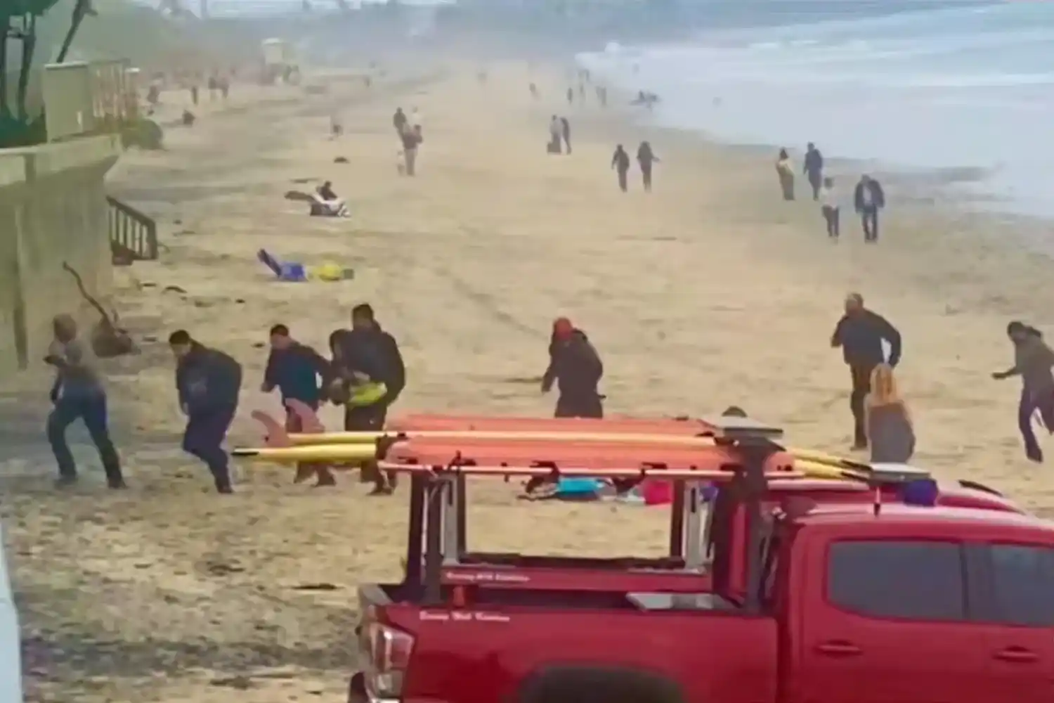 MIGRANTES PROTAGONIZARON DESEMBARCO de película en playa de  California: huyeron entre los bañistas (Video)
