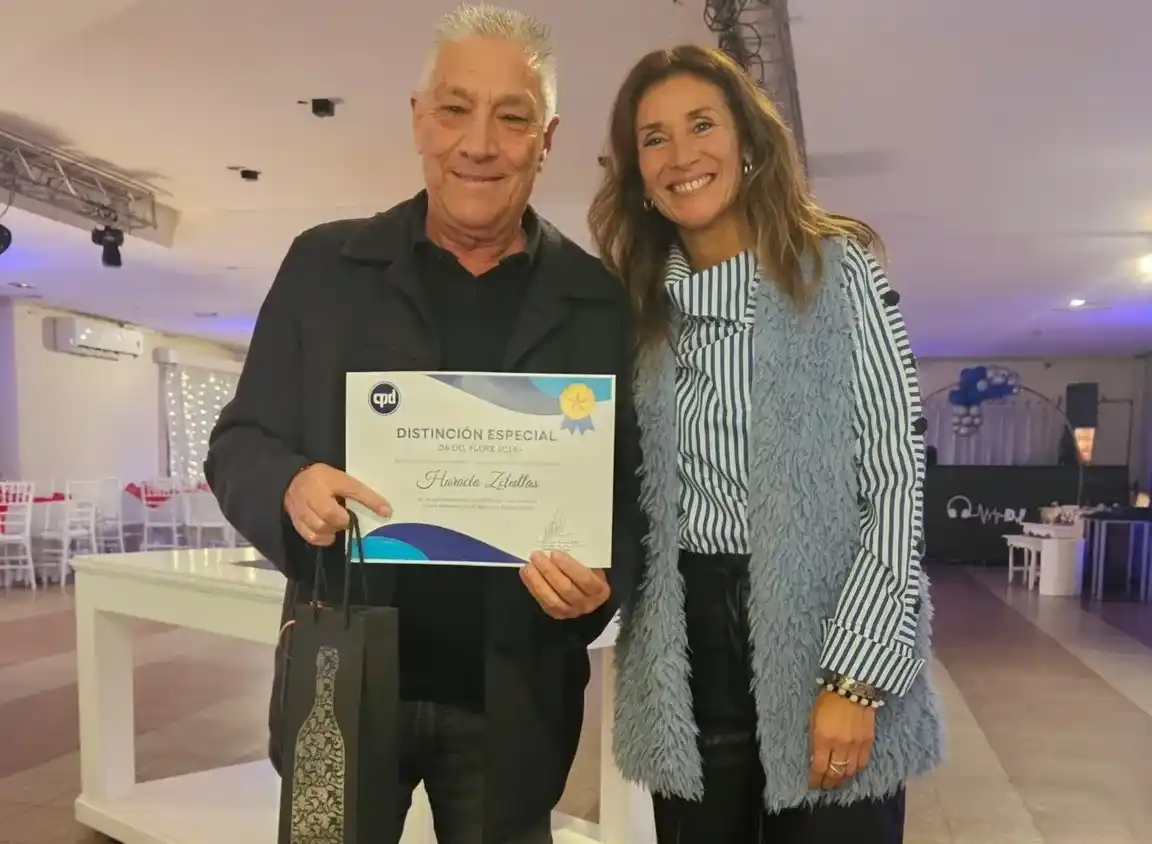 Horacio Zeballos uno de los reconocidos junto a la Presidente Patricia Garciarena