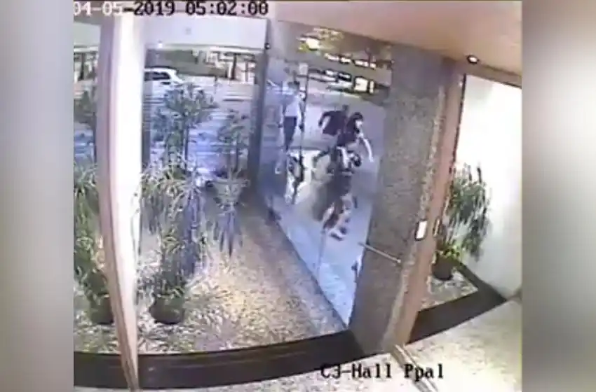 Descontrol en la noche rosarina: una pelea callejera terminó con el hall de un edificio destrozado