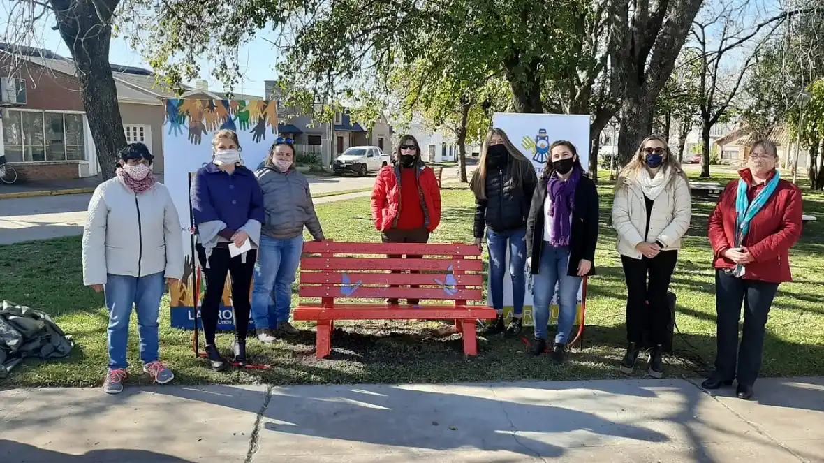 Se colocó el Banco Rojo en la Plaza San Martín de Larroque