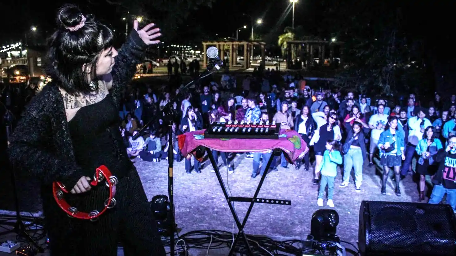 Música independiente, feria y fiesta frente al río