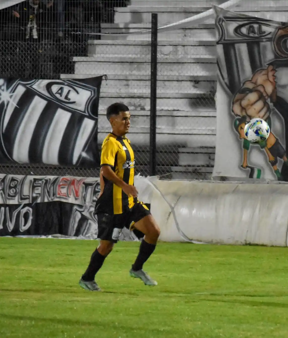 FOTO PRENSA SANTAMARINA Enzo Galabert fue titular en los dos partidos de Santamarina.