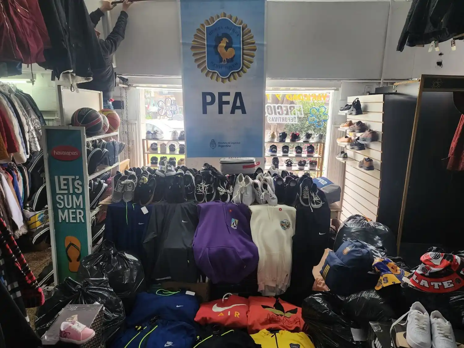 También incautaron celulares, dinero y vehículos.