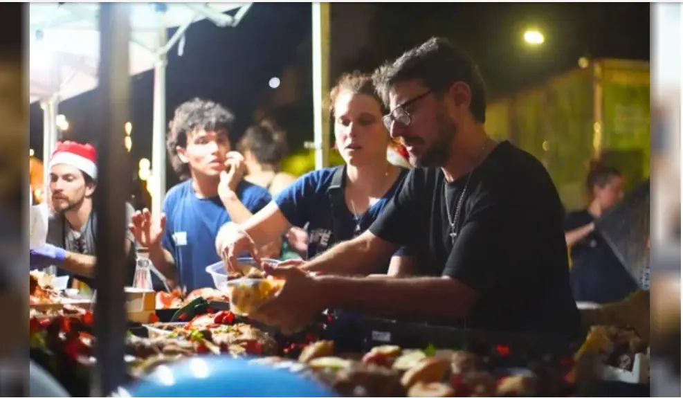 Grabois recibió la Navidad frente al Congreso junto a los más necesitados
