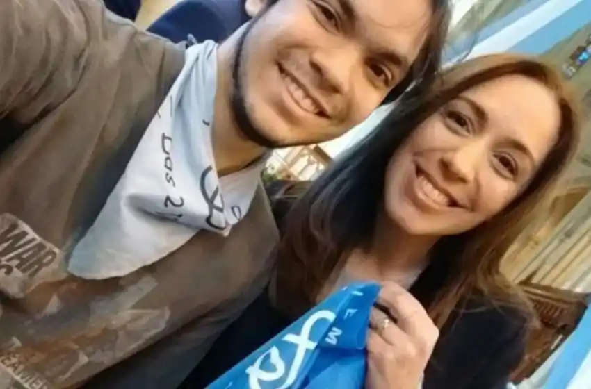 Aborto: Vidal se mostró con el pañuelo celeste "por las dos vidas"