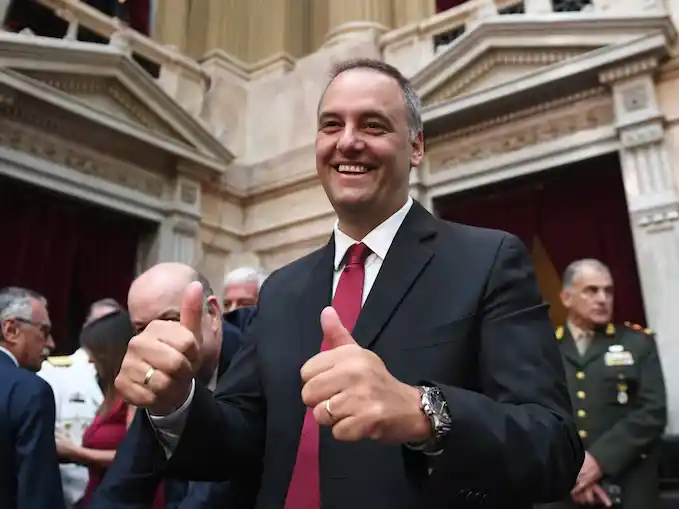 La Justicia confirmó que Manuel Adorni viajó a Aruba con su familia en primera clase