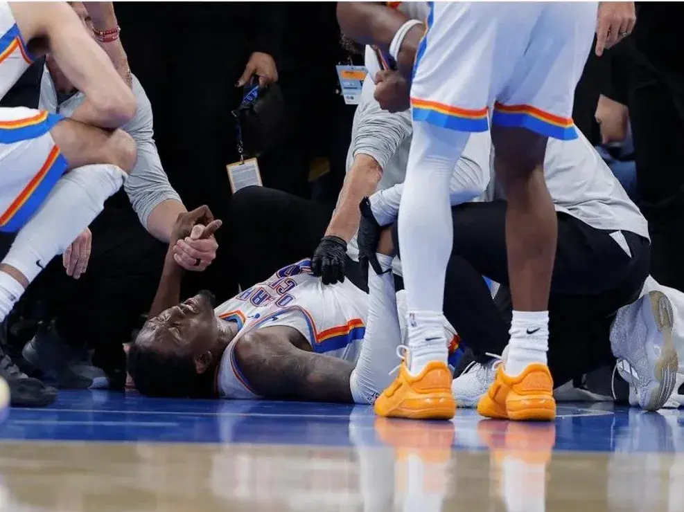 Jalen Williams fue retirado en camilla tras el episodio que interrumpió el encuentro. Foto:NBA
