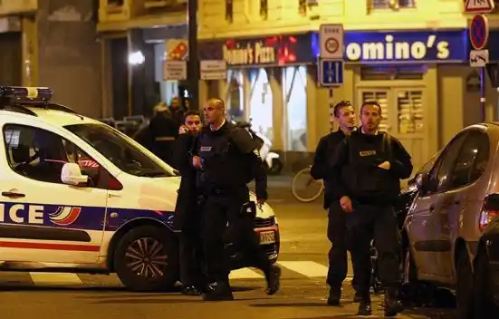 Atentados simultáneos en París: 26 muertos y 60 rehenes 