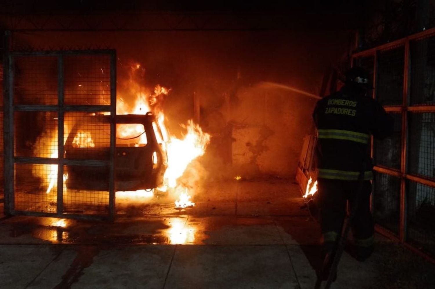 Santa Fe: incendiaron un auto y una moto en barrio Belgrano