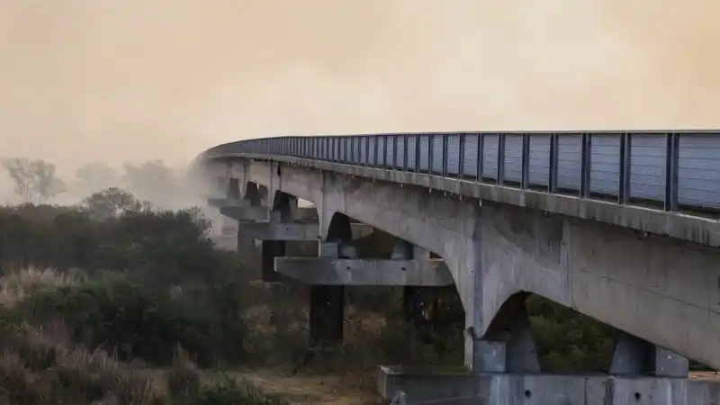 El humo y las protestas complicaron la circulación en el enlace Victoria-Rosario
