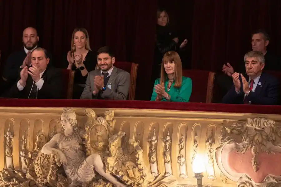 Pullaro aplaude a la Orquesta Sinfónica de Santa Fe.