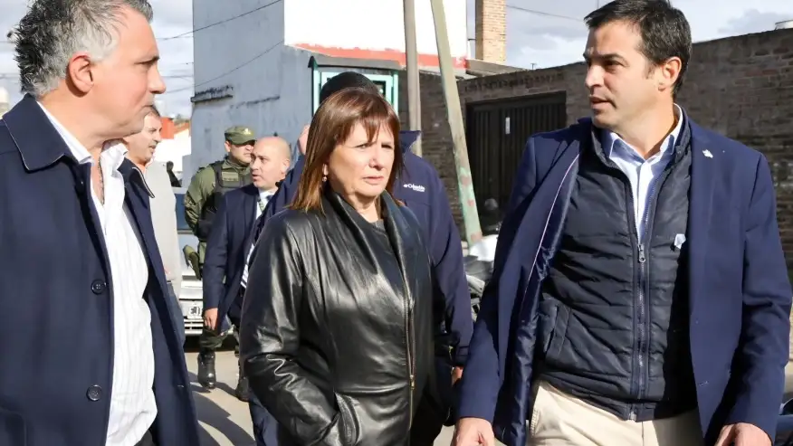 Ayuda. Sebastián Pareja, Patricia Bullrich y Ramón Lanús, en LA Cava.