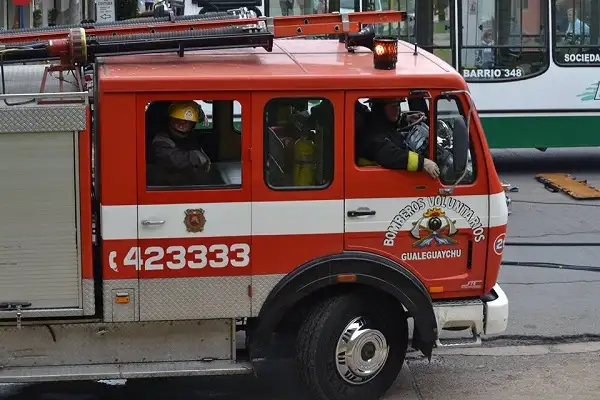 Daños parciales en el incendio de una precaria vivienda de la ciudad 