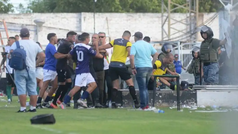 FOTO LA NUEVA PROVINCIA Casas y Azurmendi (10) corren hacia los árbitros mientras estos quieren abandonar la cancha.