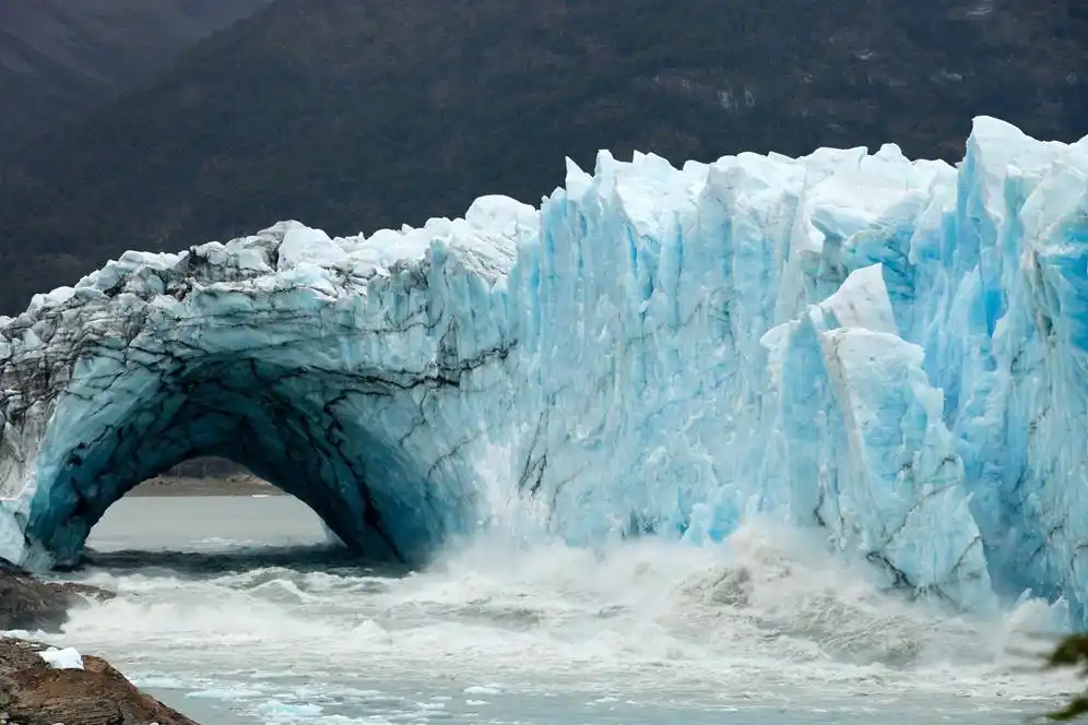 Sin testigos y en plena noche, cayó el "puente de hielo" del  glaciar Perito Moreno