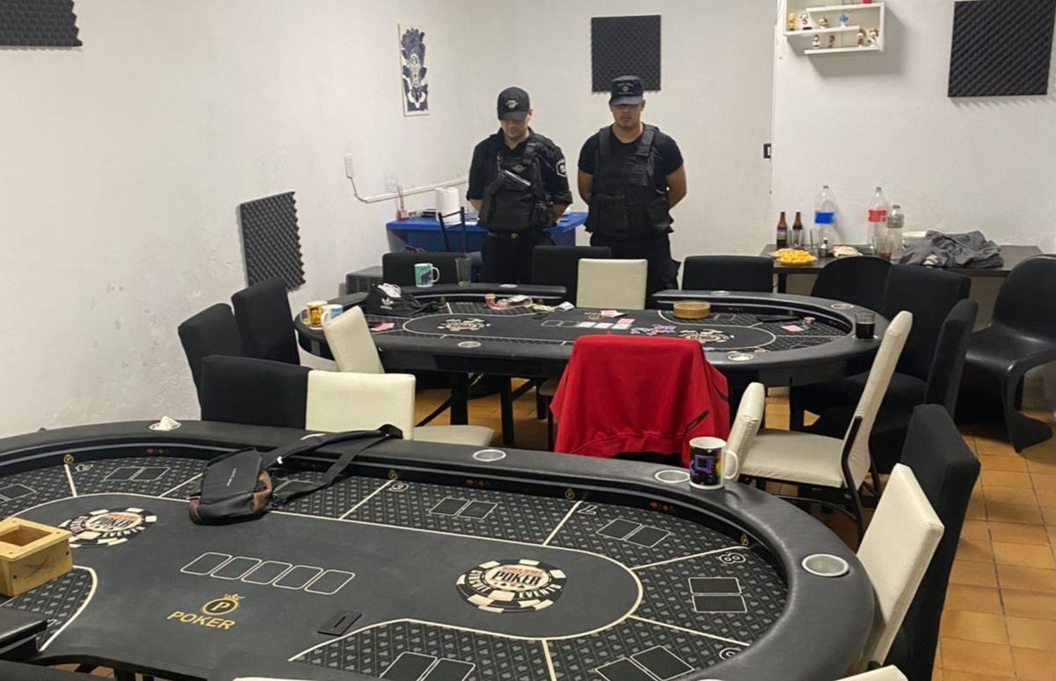 El establecimiento contaba con varias mesas de juego que funcionaban de manera ilegal.