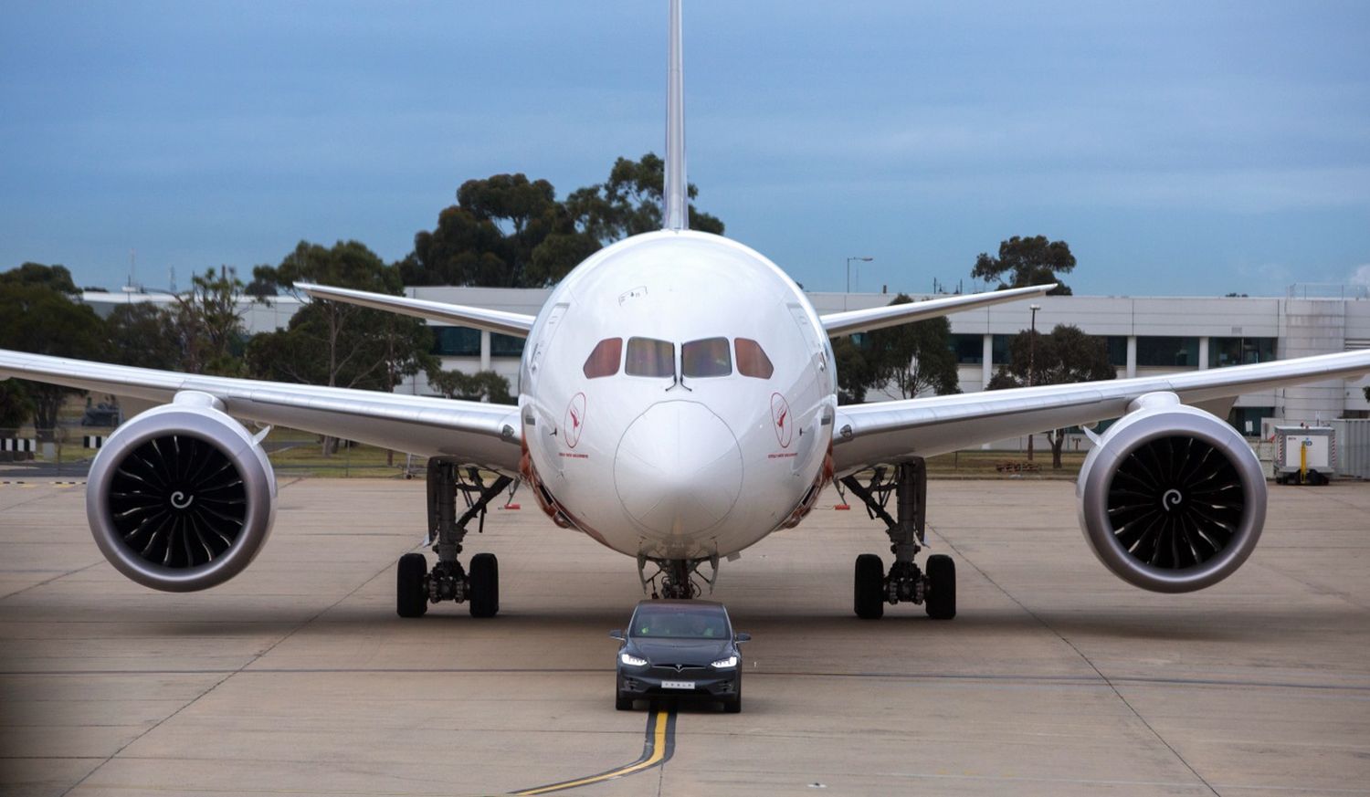 Un Tesla se convirtió en el primer auto eléctrico en remolcar una aeronave comercial