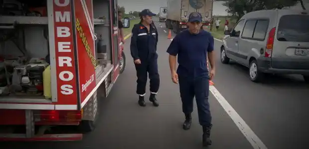 Choque entre un auto y camión: una mujer de Gualeguaychú atrapada 