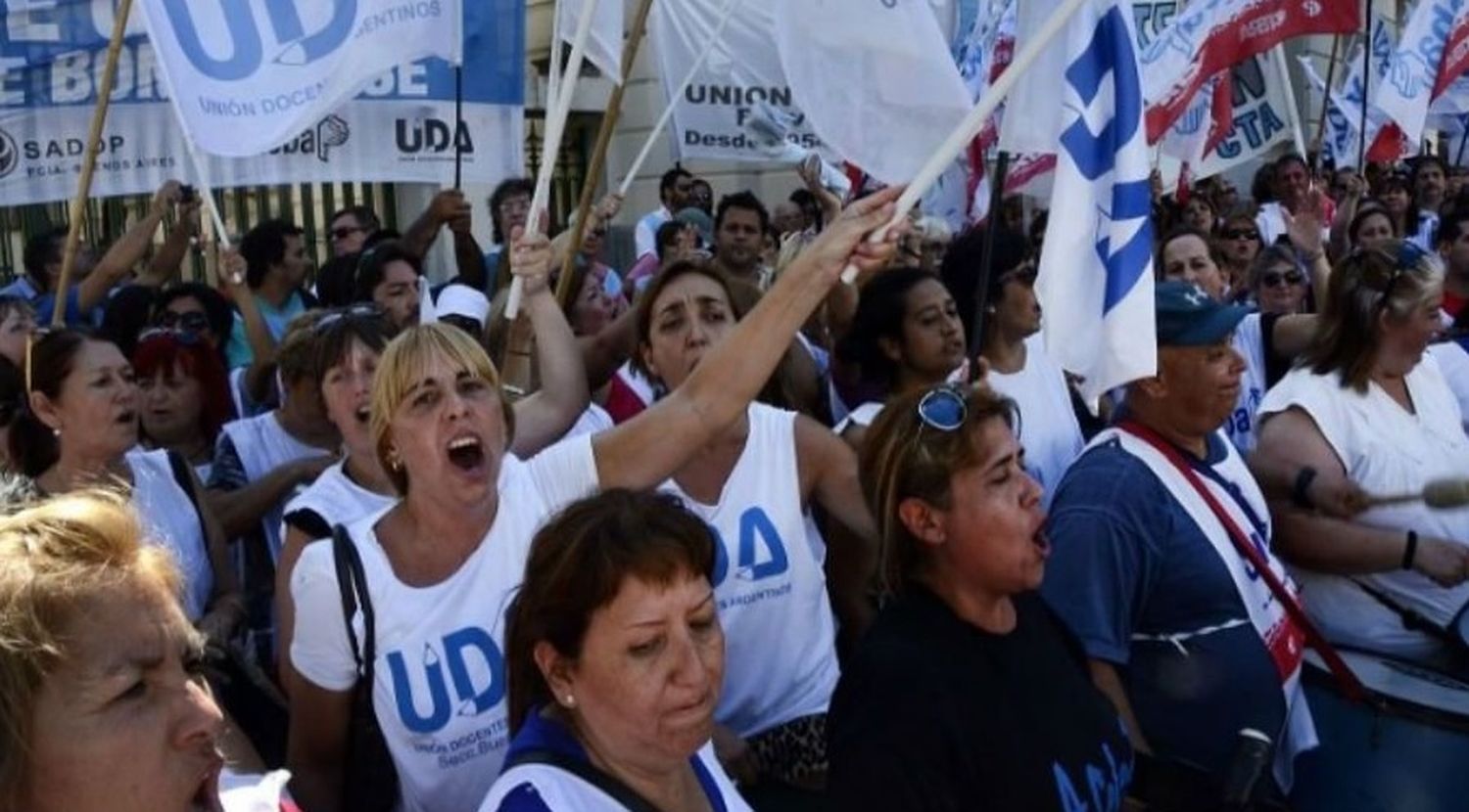 Protesta de docentes bonaerenses frente a la Casa de la Provincia