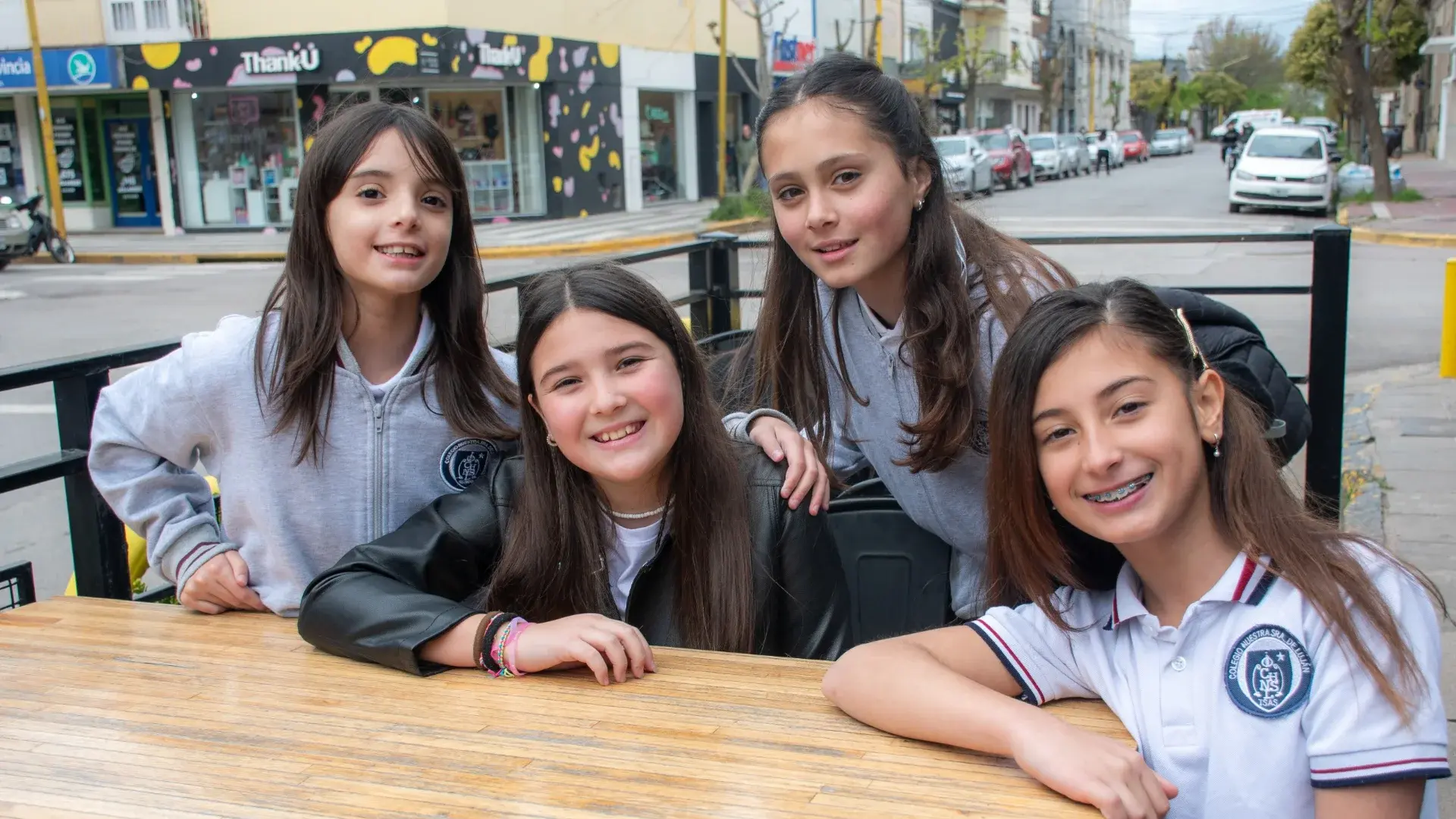 En Ruya, Emilia, Cara, Ale y Fran